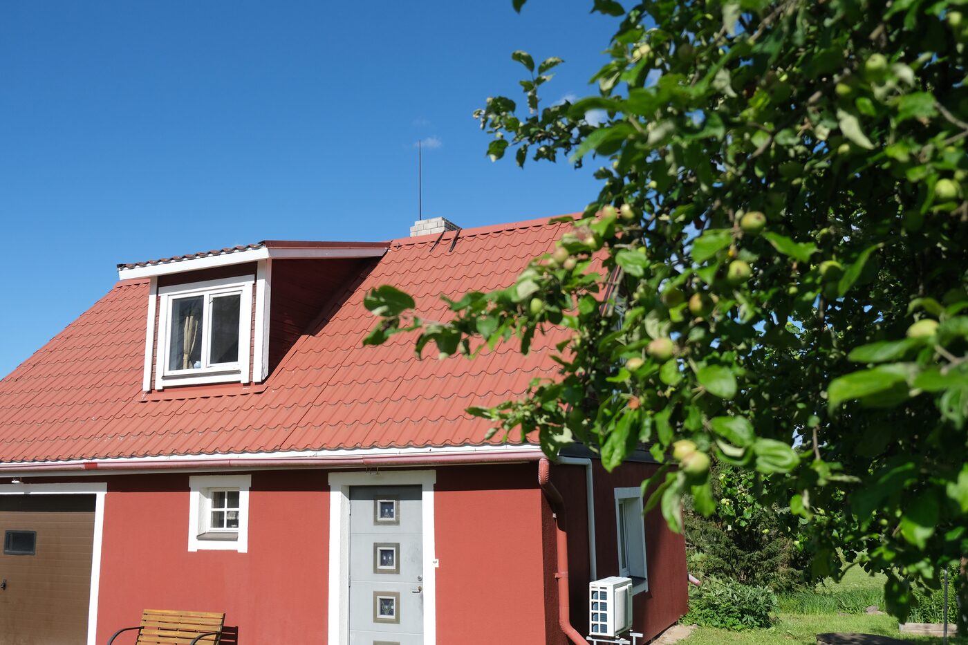 Saunamaja ja õunapuud